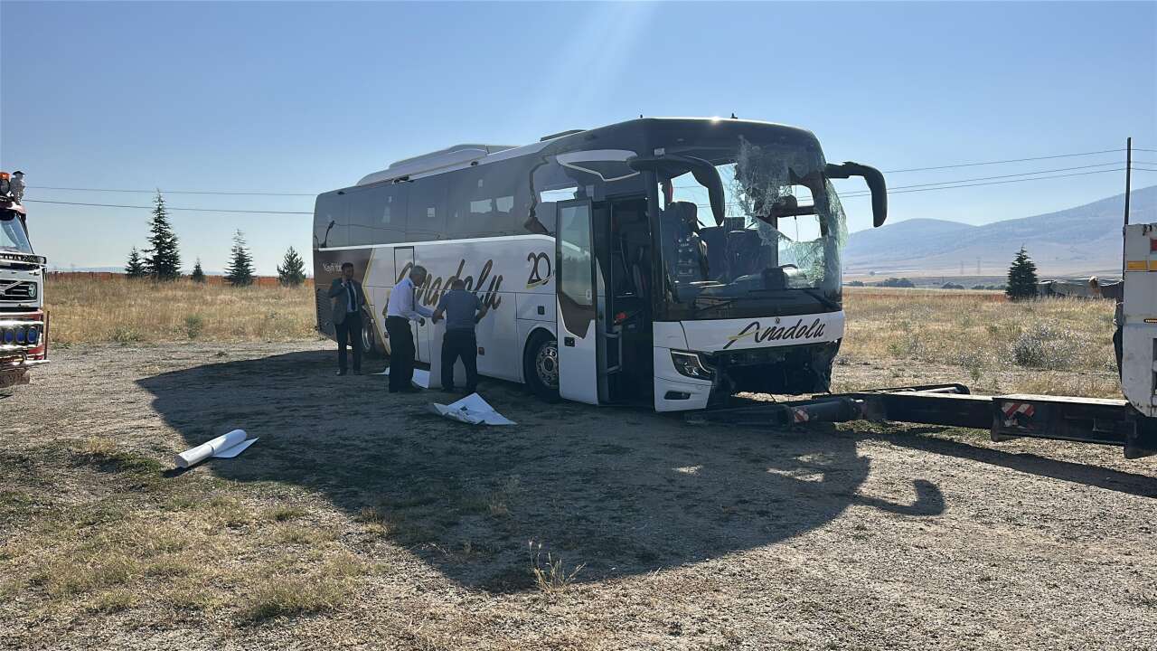 Bariyerlere çarpan yolcu otobüsü devrildi! 31 yaralı var 1